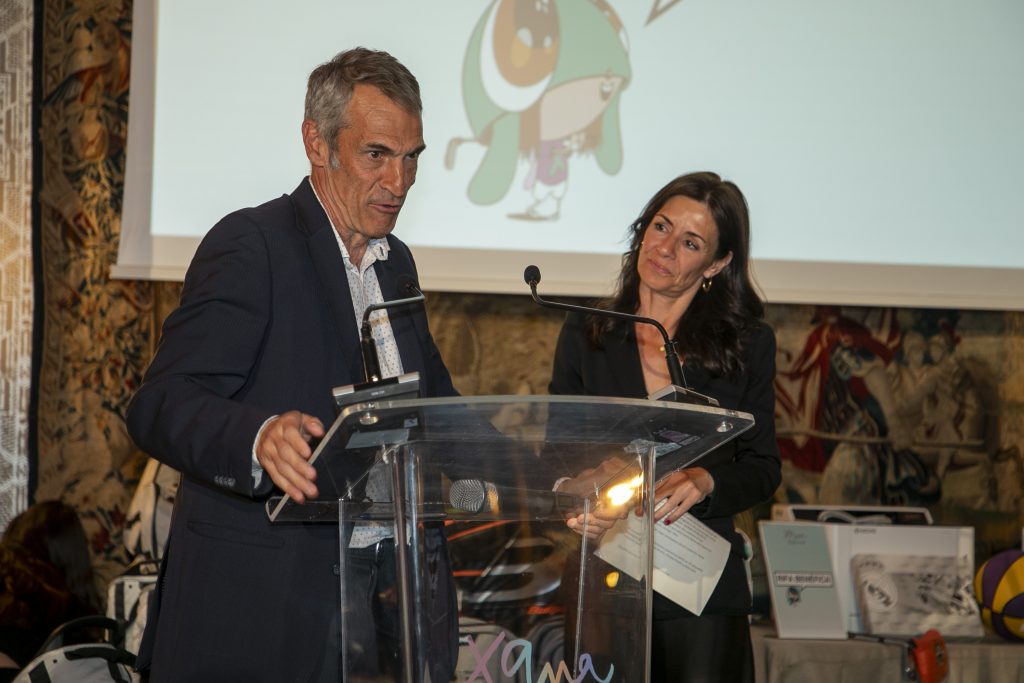 Bela Cullell, directora de la Fundación Xana, con Toño Llorente, embajador del primer Torneo de Golf Xana