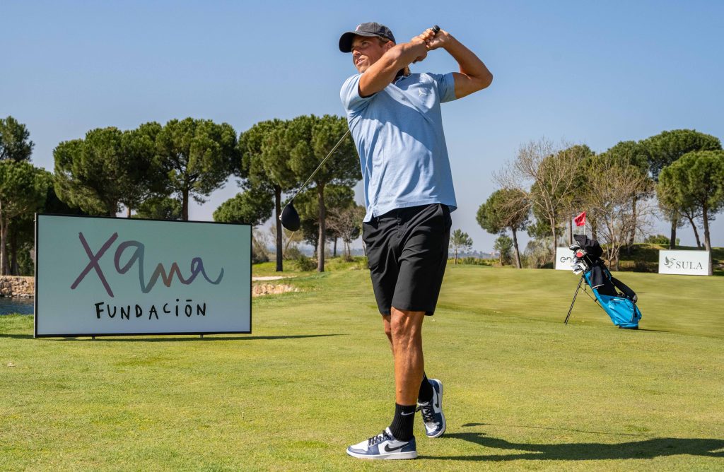 Marcos Llorente fue el encargado de realizar el golpe inaugural en el hoyo 18 del primer Torneo de Golf Xana