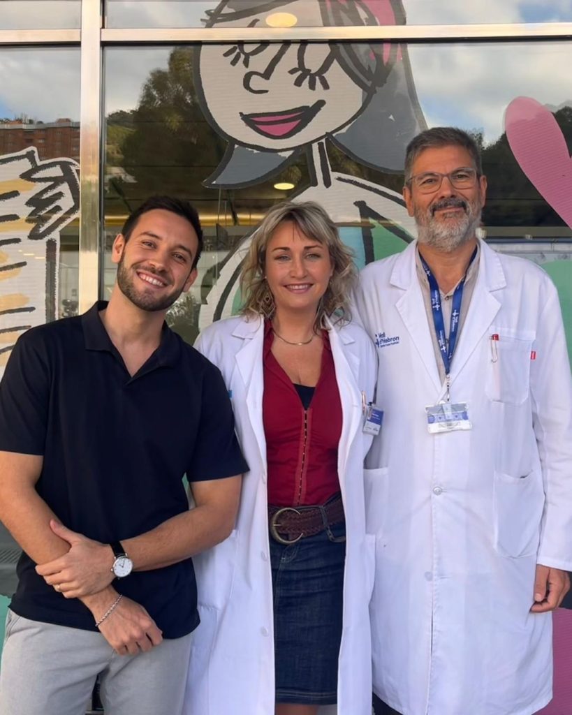 De droite à gauche: José Manuel Domínguez, sous-directeur médical de l’hôpital ; Eunice Blanco Vázquez, responsable du Travail Social du centre et Alex Montesinos, responsable des familles de la Fundación Xana